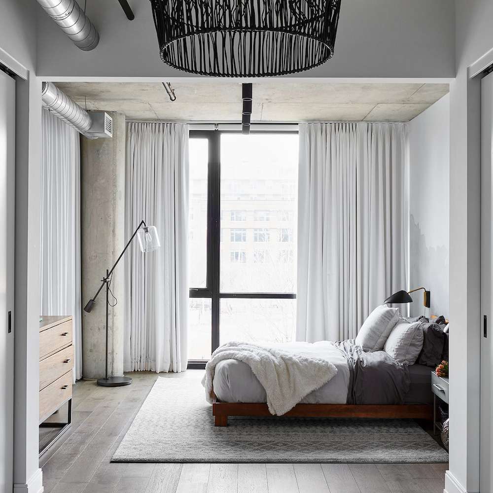 浅灰色的卧室，带有白色、黑色和石板灰色的色调