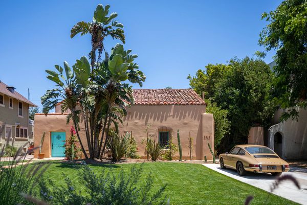 独特的Adobe风格房子外观与棕榈树。