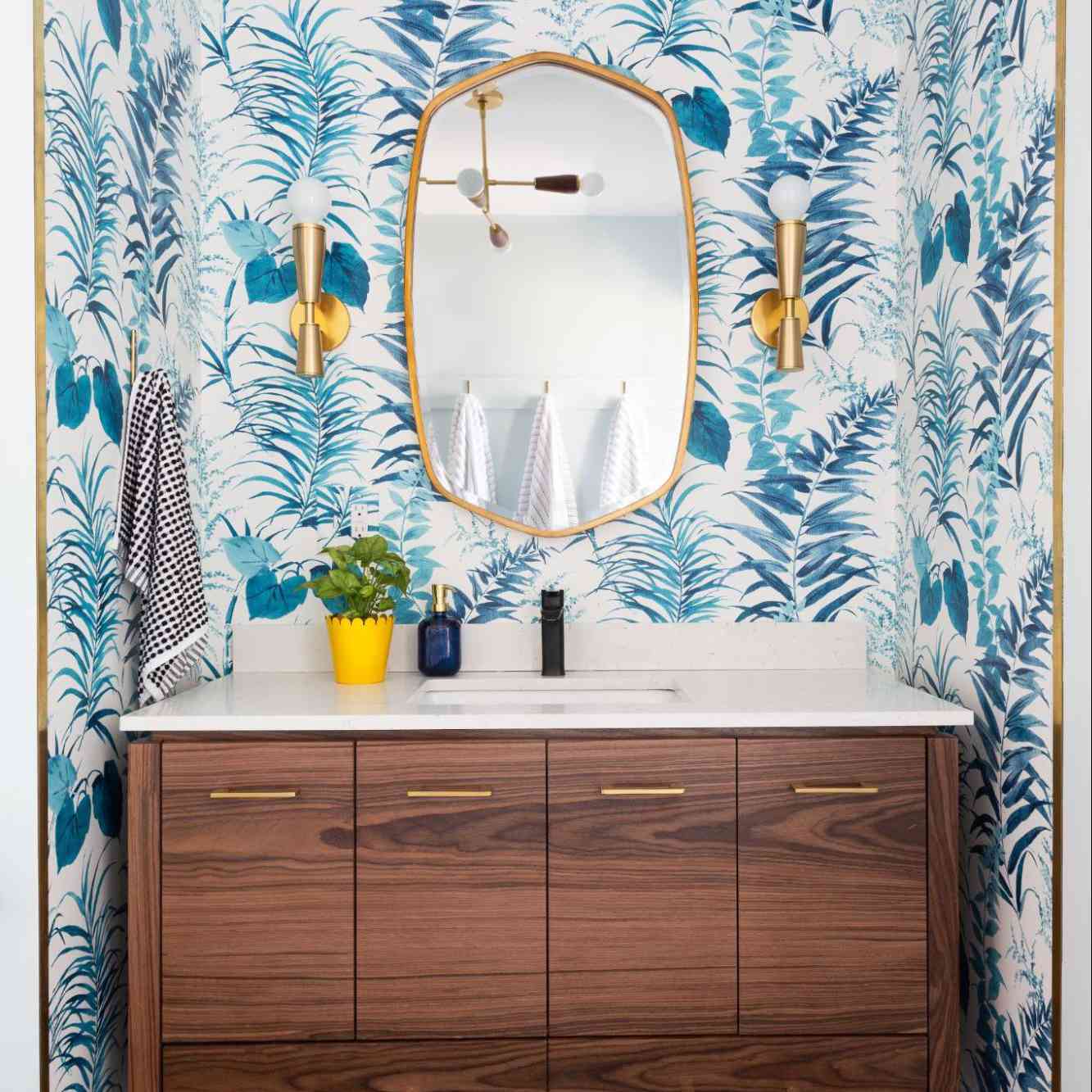 大胆的化妆间，蓝色充满活力的壁纸。