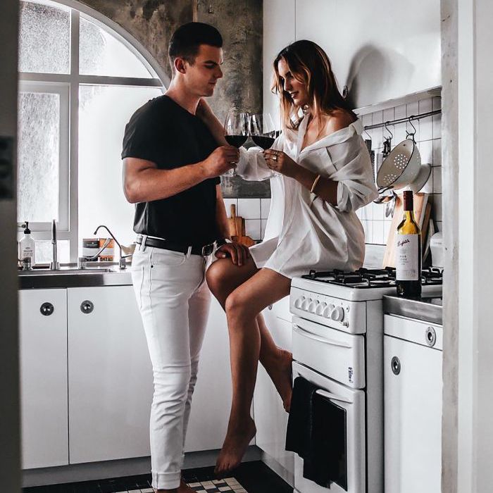 一对夫妇饮酒一起在厨房里