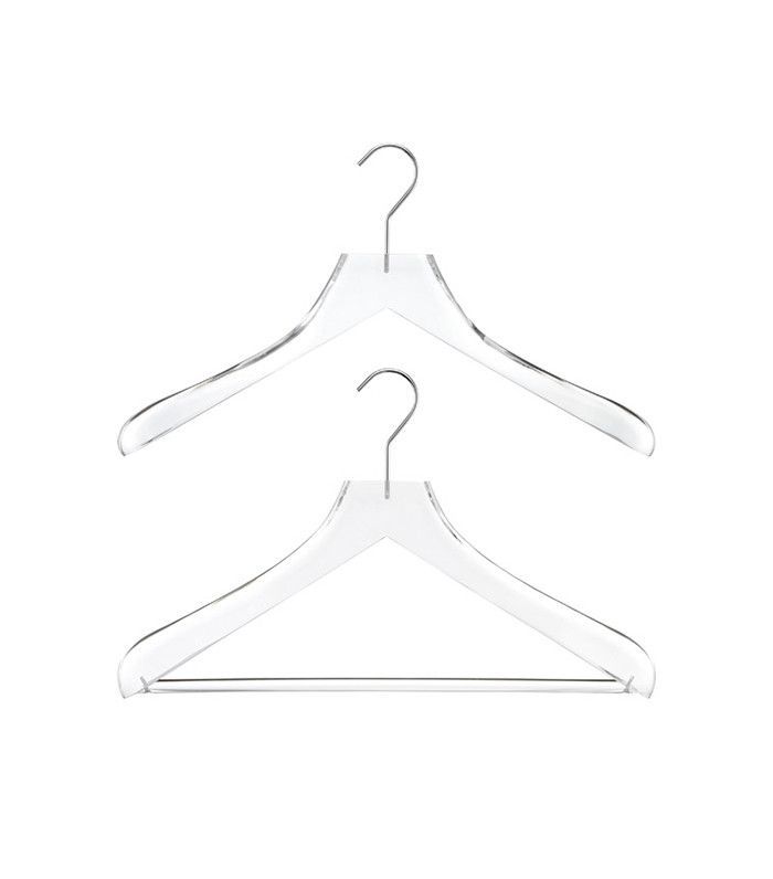 集装箱里存放着基本的丙烯酸衣架