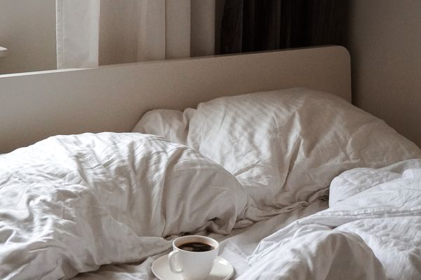 没有咖啡杯的床上床