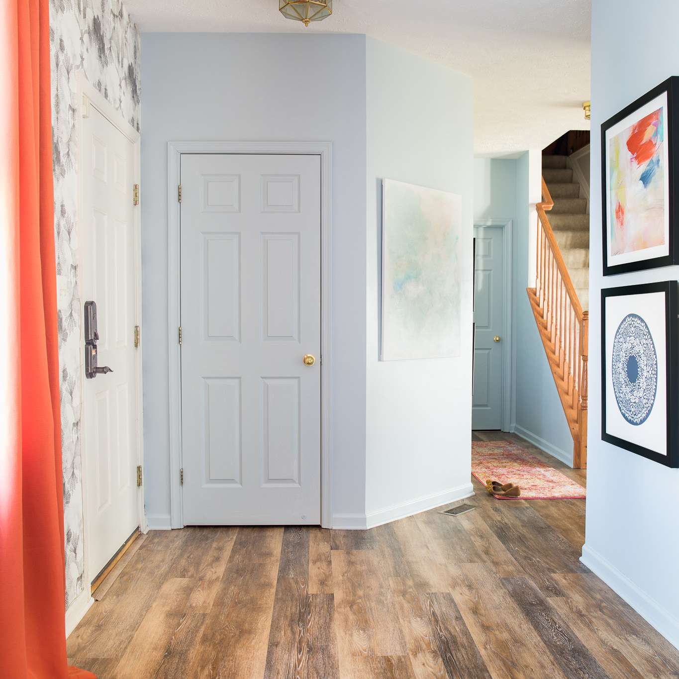 大厅壁橱门涂上蓝色