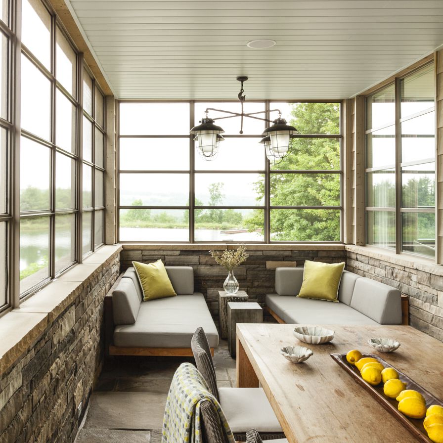 有椅子和桌子的门廊