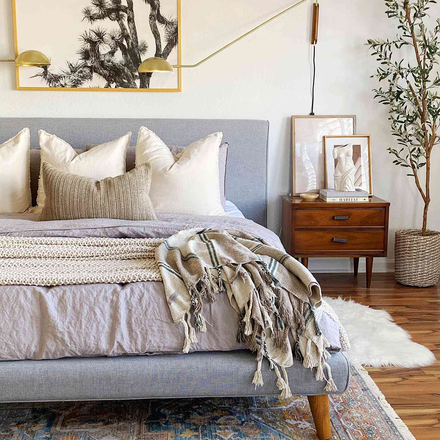 中性卧室，复古地毯和金色照明。