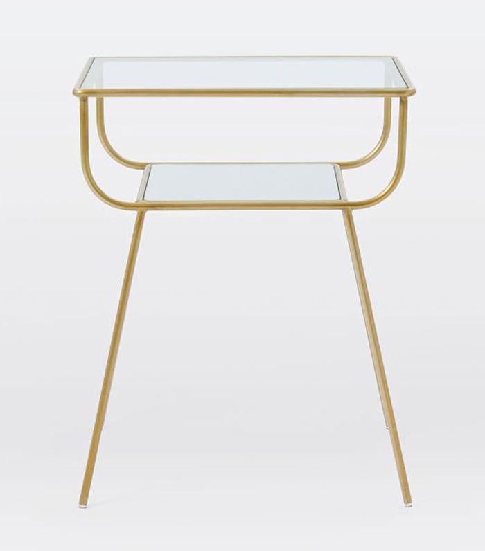 弯曲的阶地床头柜上”class=