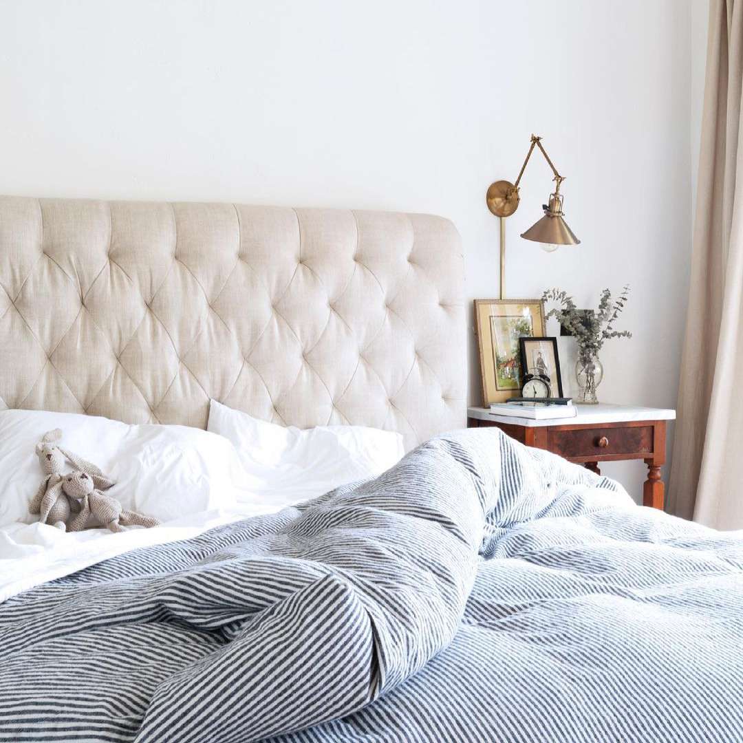 有簇绒床头板的床