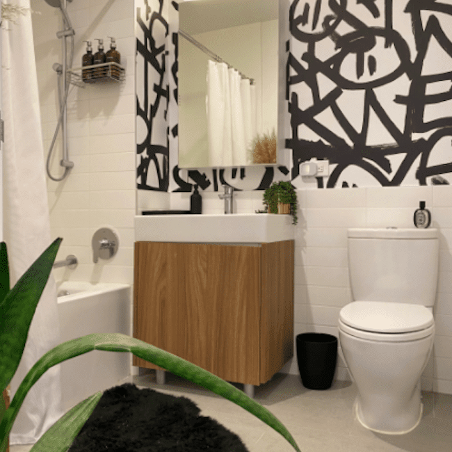 浴室配有黑色设计