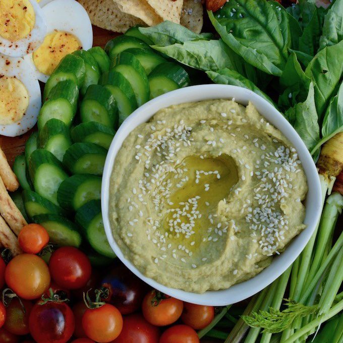 烤粘果酸浆鳄梨由HOLA墨西哥辣椒鹰嘴豆泥