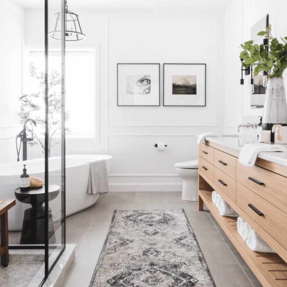 主浴室配有灰色印花地毯衬砌地板