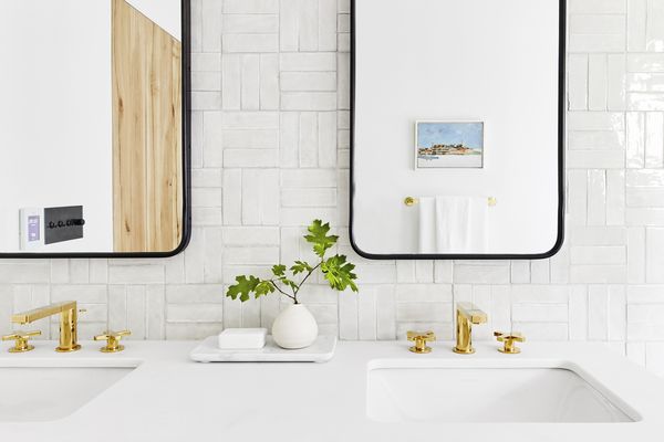 两个镜子在浴室里的水槽