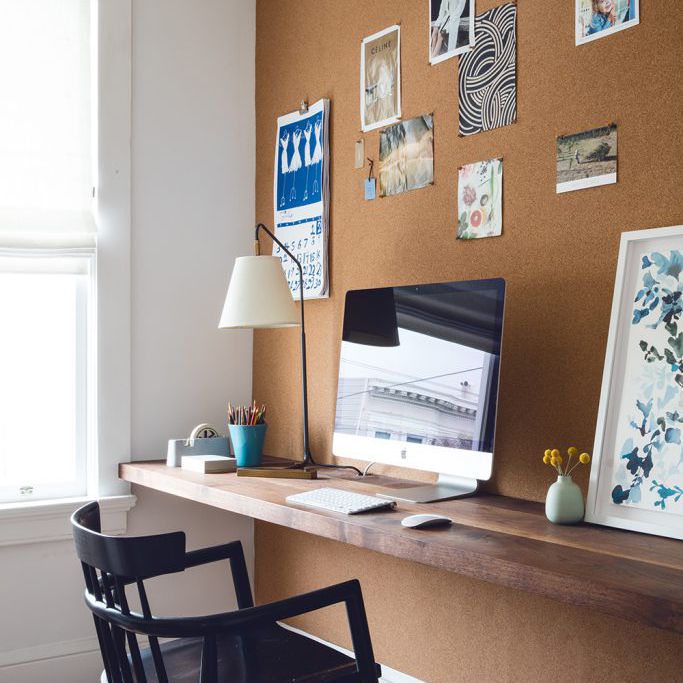 与芥末口音墙壁的办公室空间。