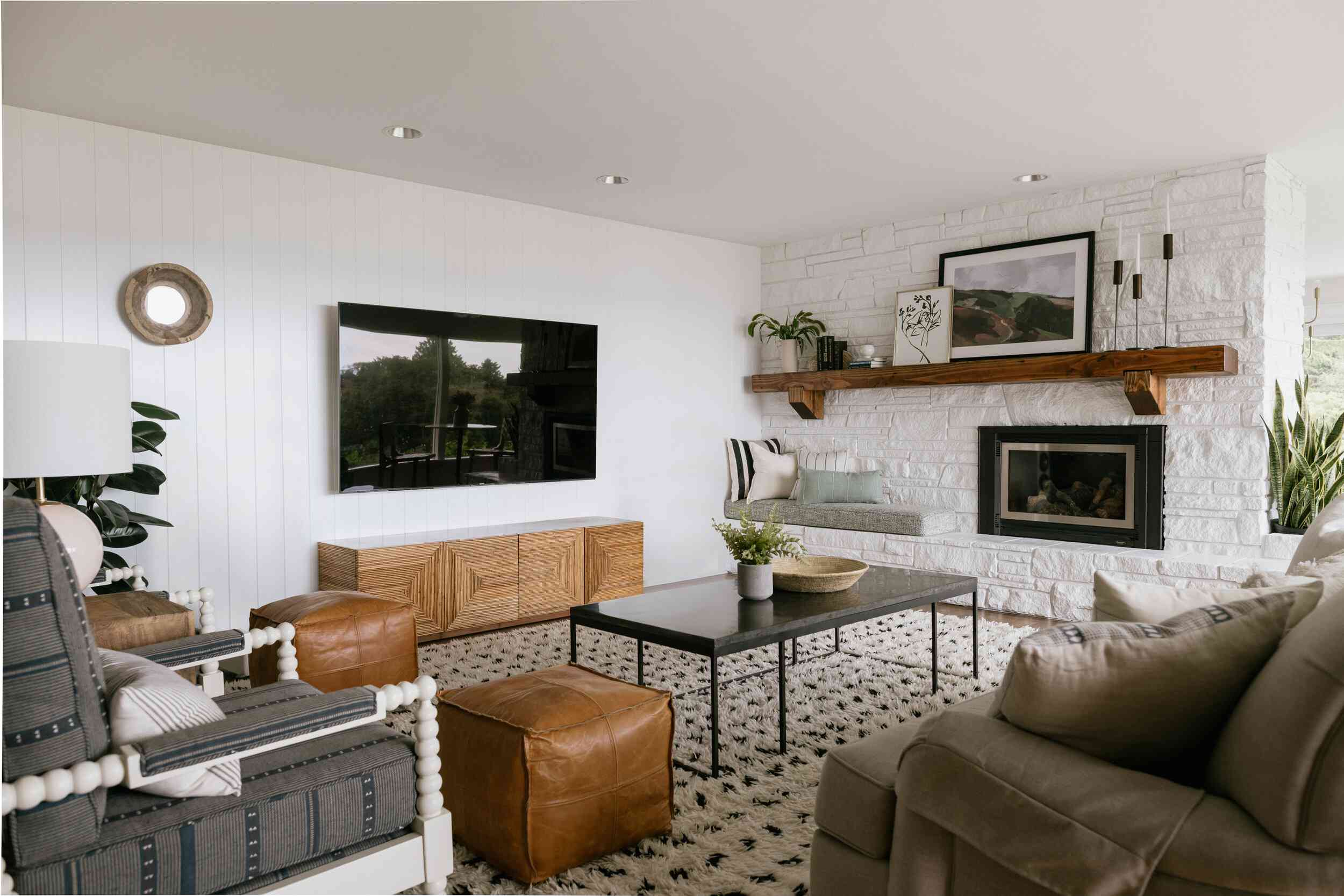 白色客厅与中性口音。