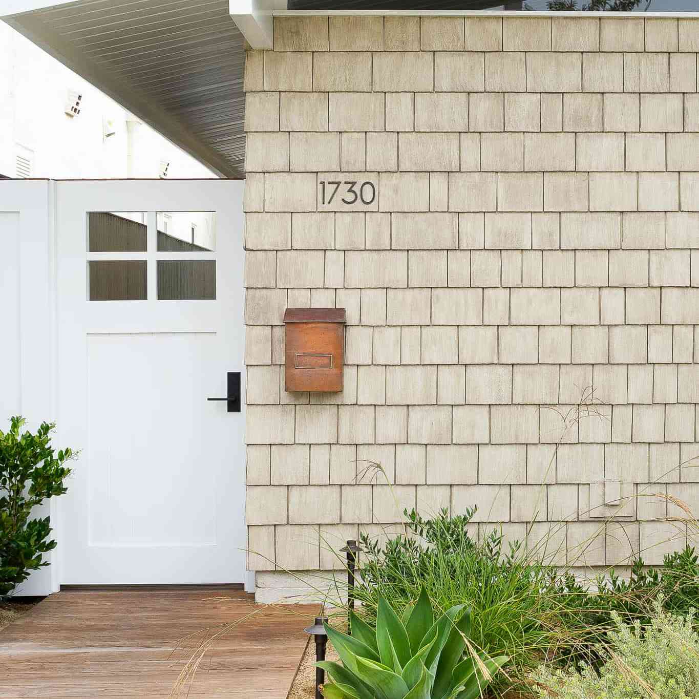 外部家与沙漠风景床。