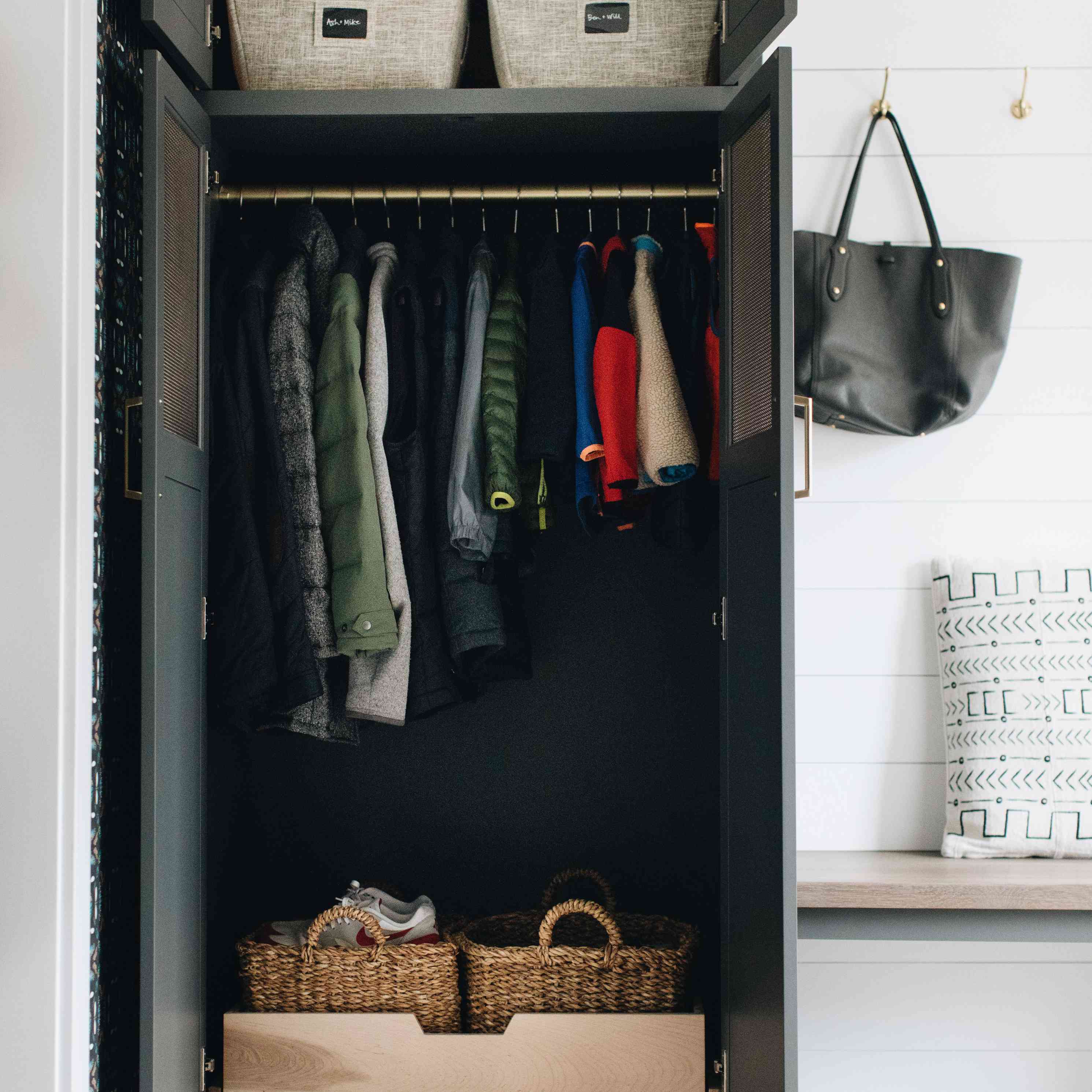 整洁的方法衣柜大厅壁橱