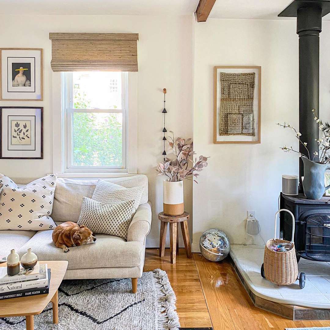 客厅里有一个烧木头的火炉