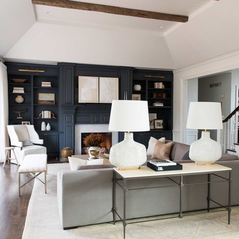 有木粱的蓝色和白色客厅。