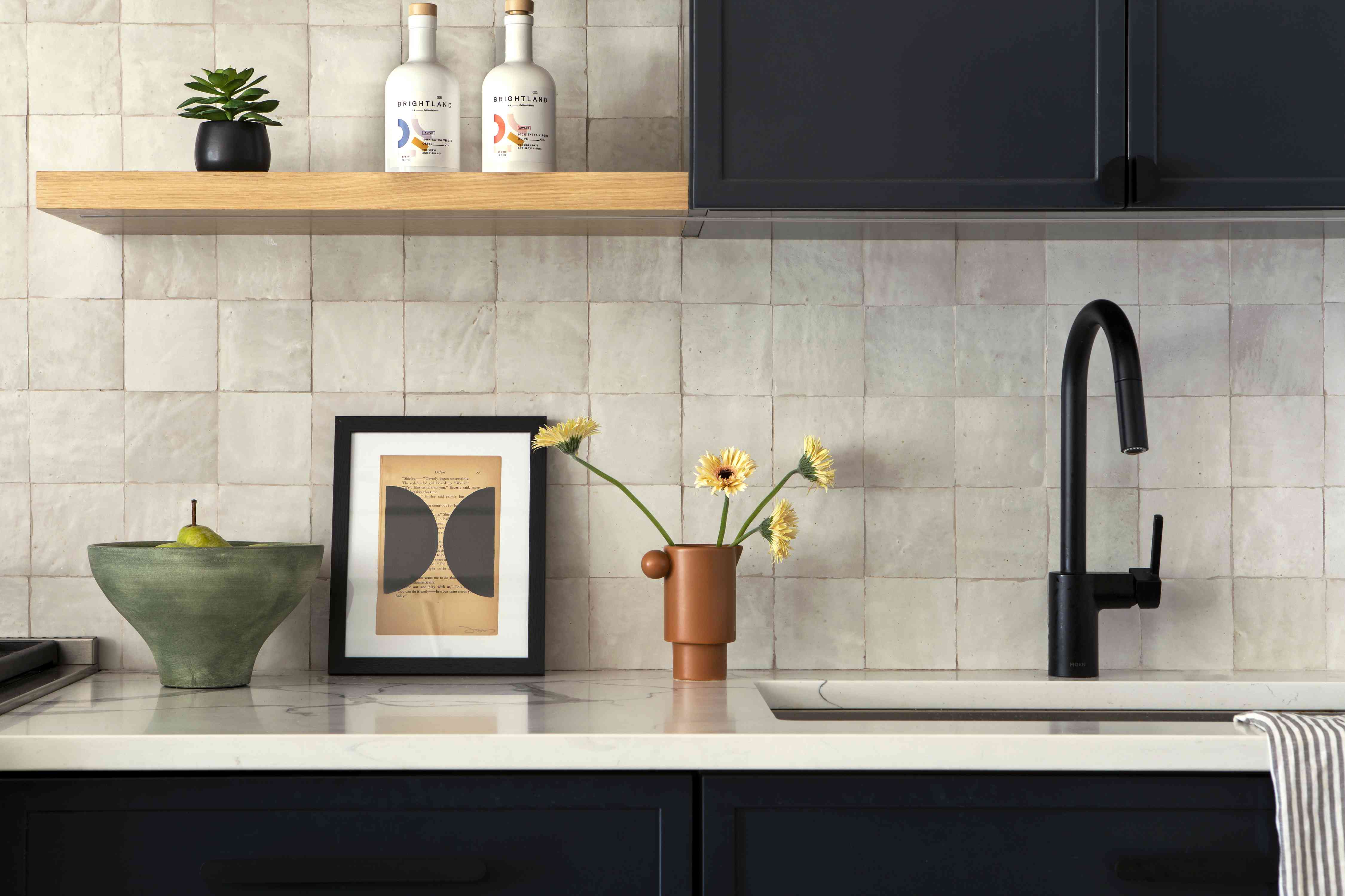 靠近后挡板和厨房水槽。