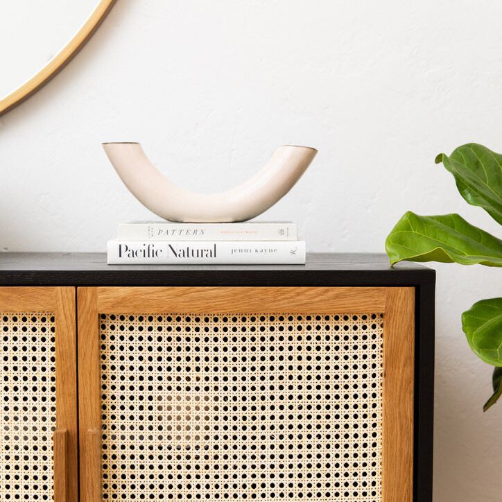 一个与小象牙雕塑的控制台表