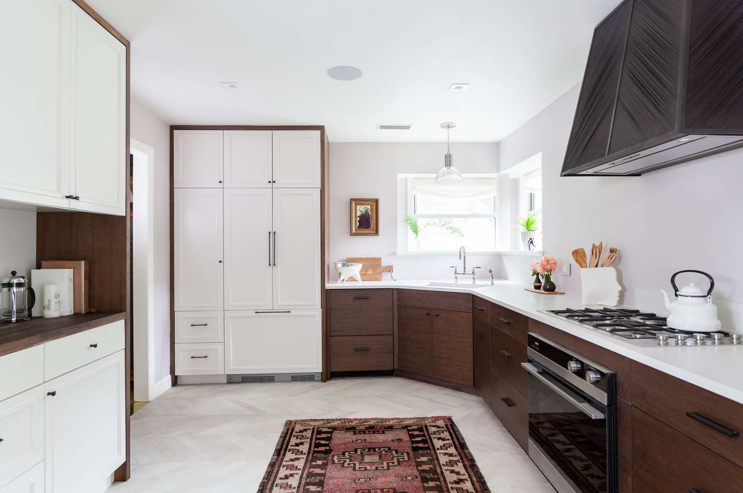 带木橱柜和深红色的地毯的厨房