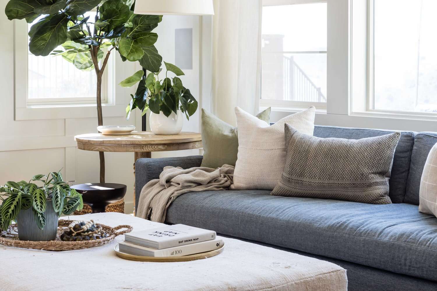 沙发、咖啡桌和书的特写。