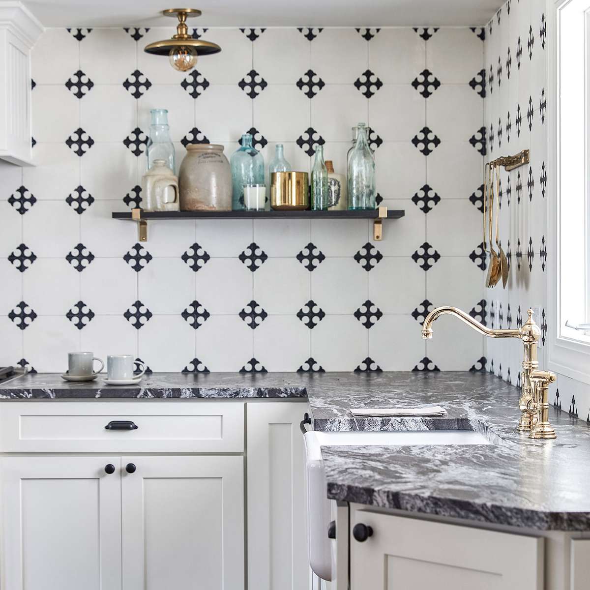 厨房采用了大胆的瓷砖后挡板和醒目的大理石台面