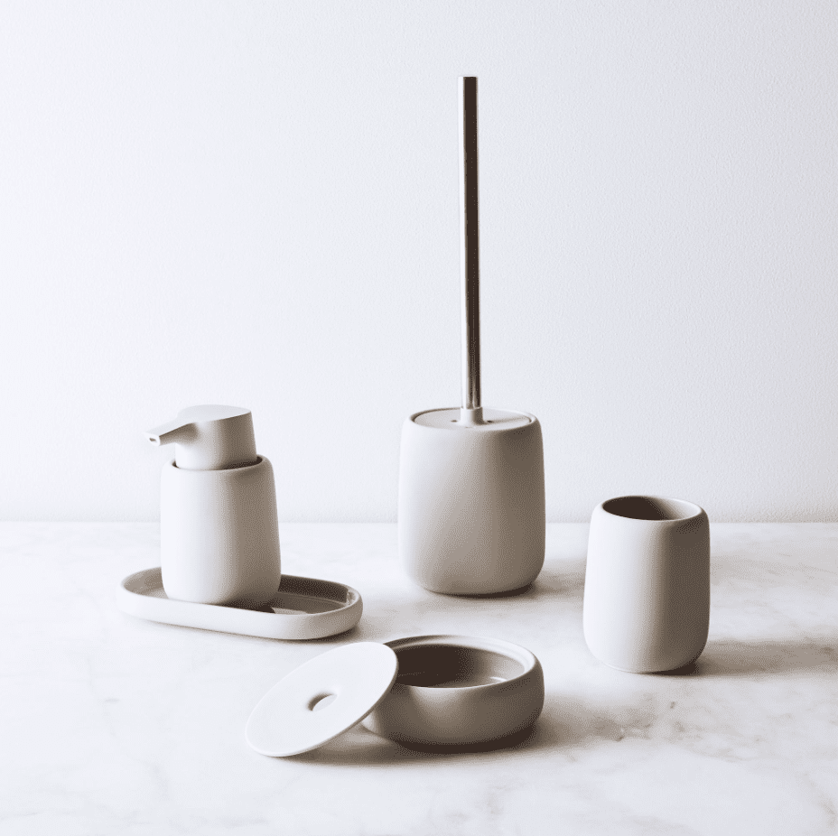 一套陶瓷浴室配件