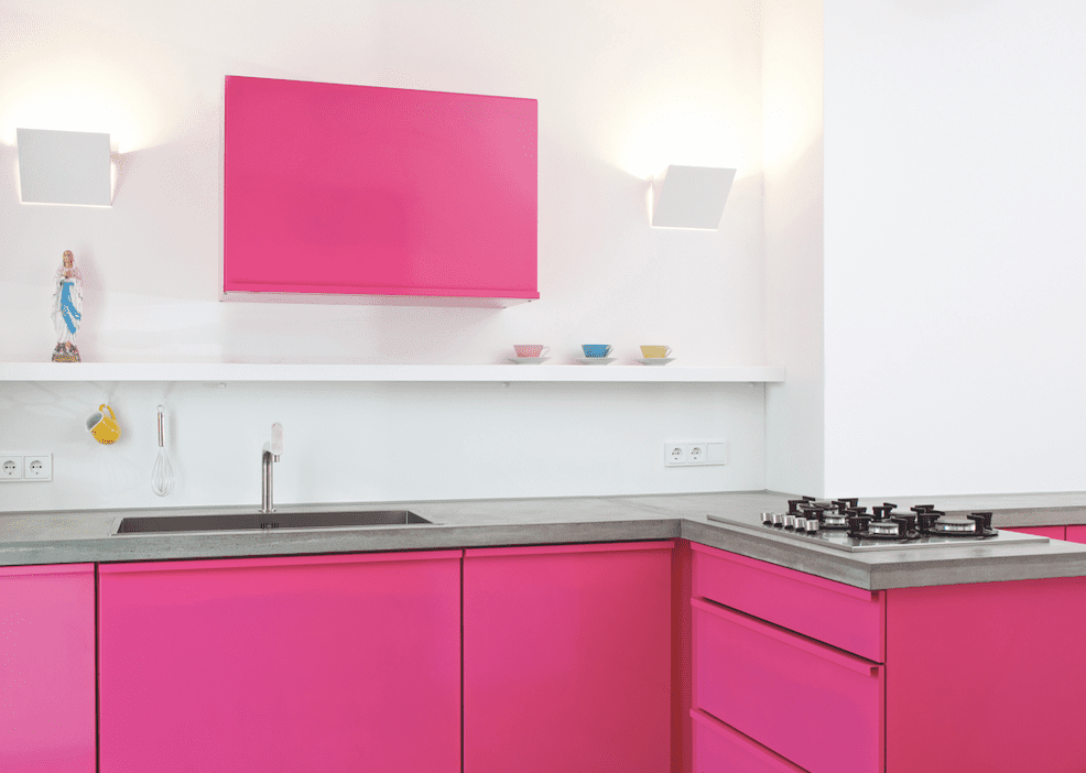 厨房里亮粉色的橱柜