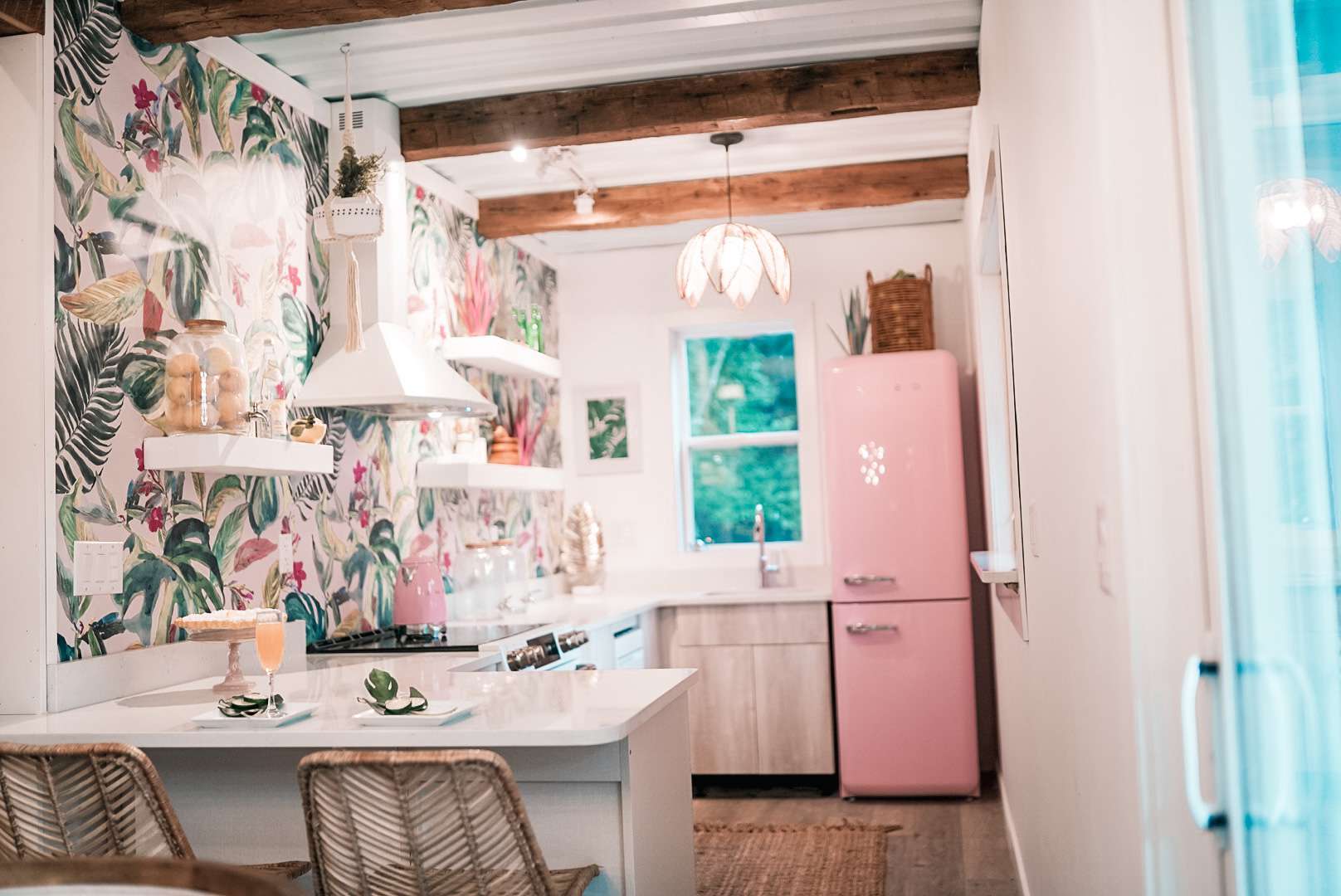 Pink Key West风格的厨房