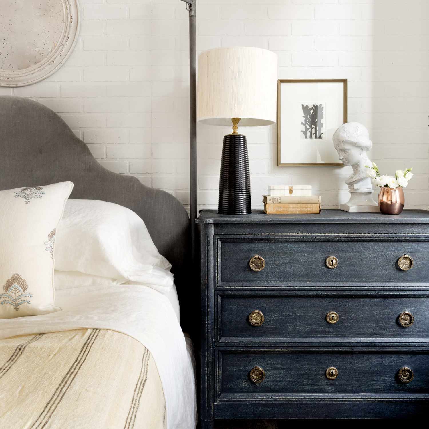 一间有天篷床和古董梳妆台作为床头柜的卧室