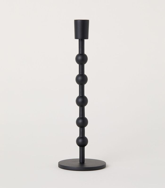 高大的金属烛台”class=