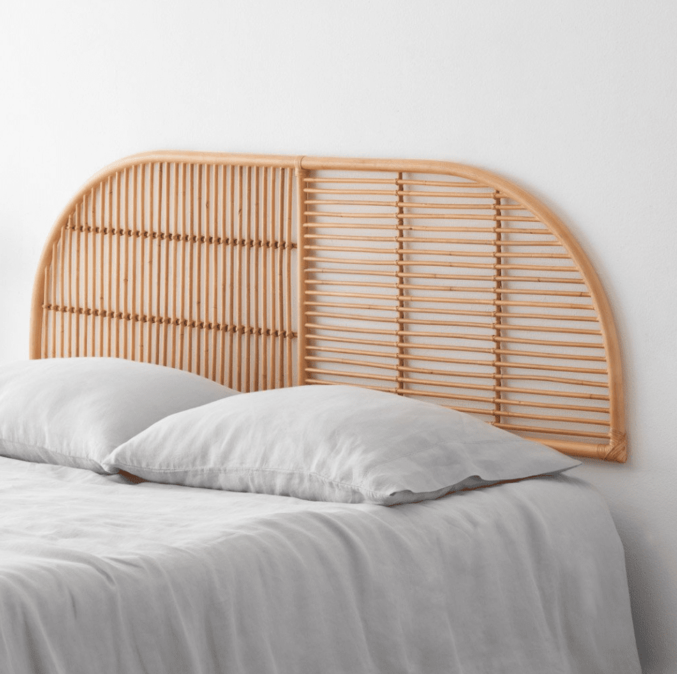 弯曲的藤条床头板