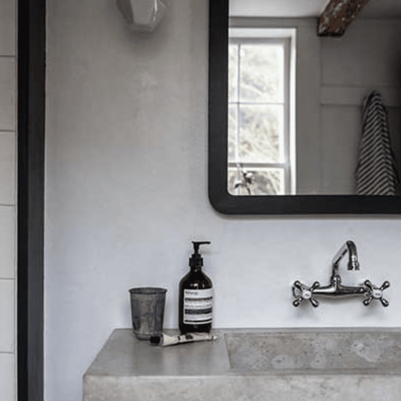 浴室配有水泥水槽