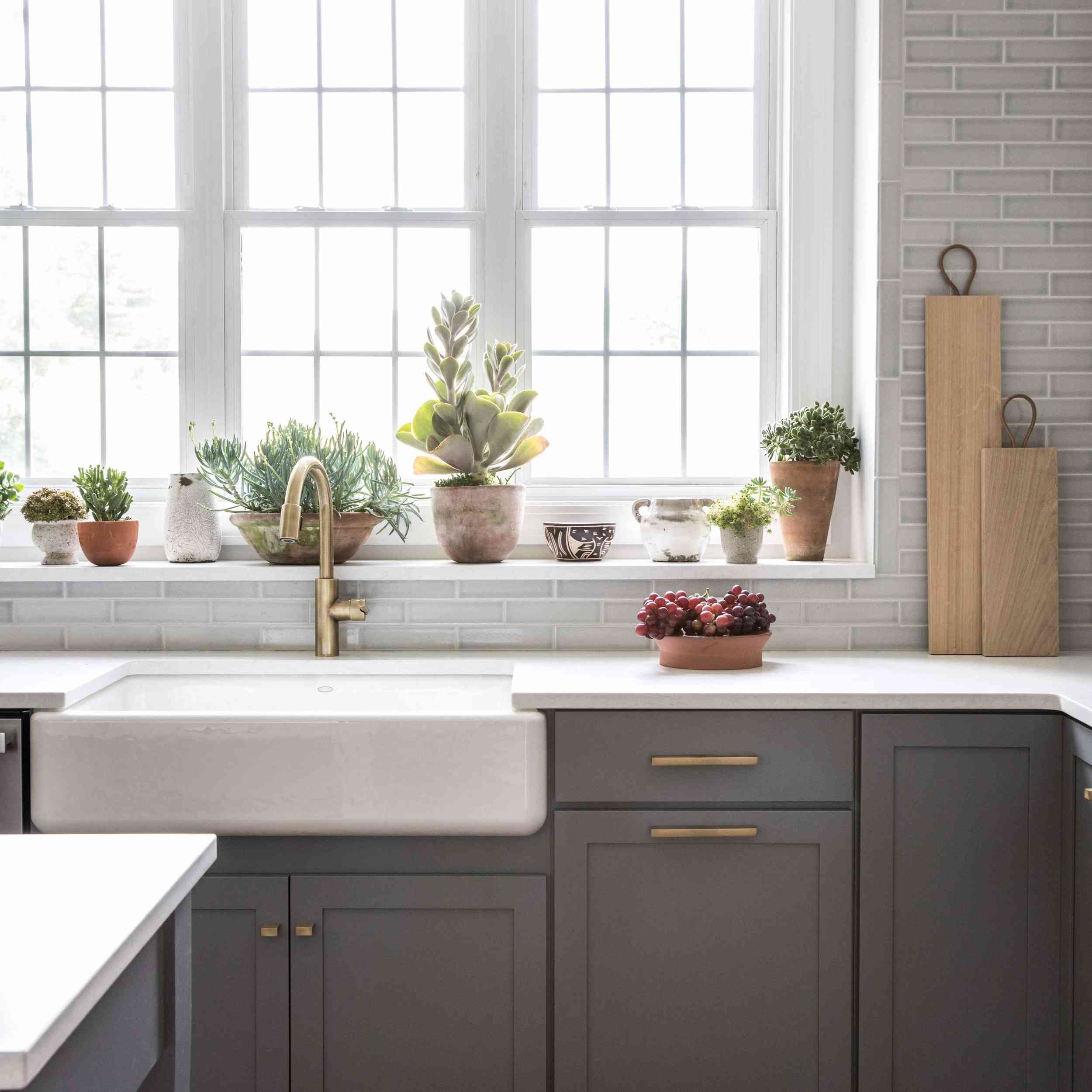 带灰色橱柜和灰色瓷砖的厨房