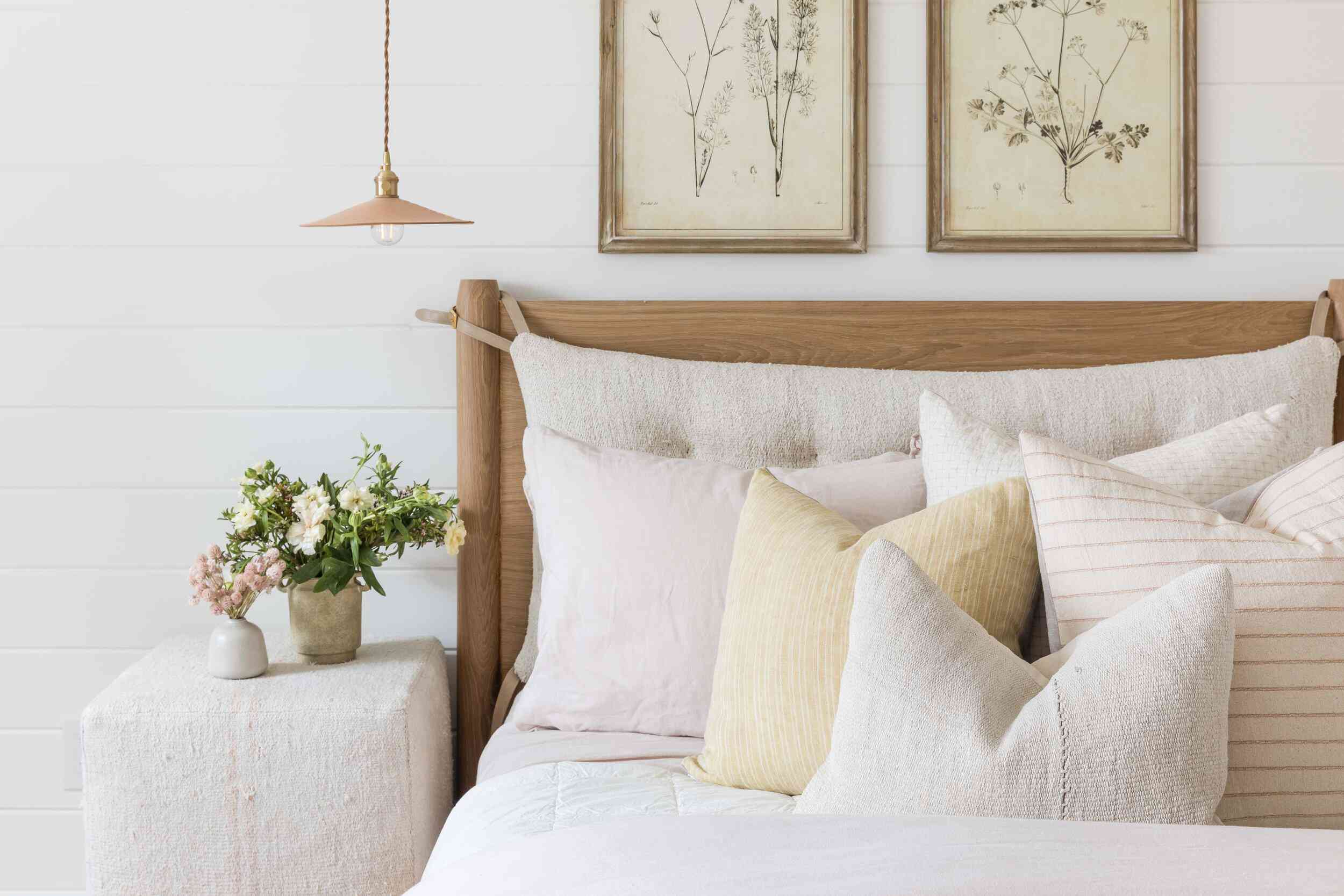 一个大多出色的白色卧室，带有冲洗薰衣草枕头