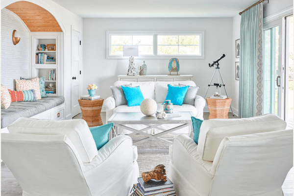 海滨客厅，白色沙发和扶手椅。