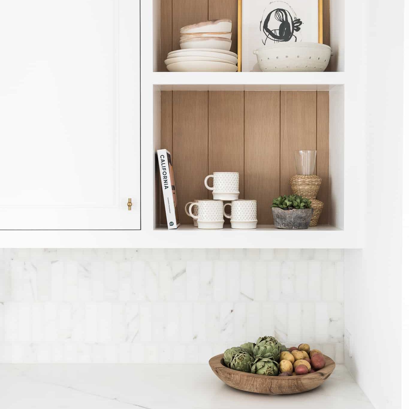 白色的厨房里铺着木板