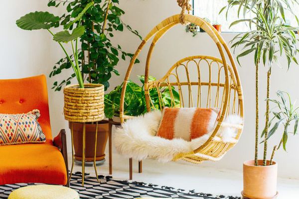 波希米亚客厅与挂藤摇椅