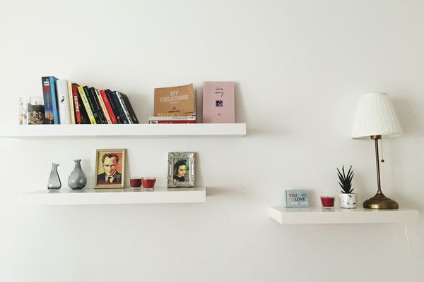 白色的墙上有书架