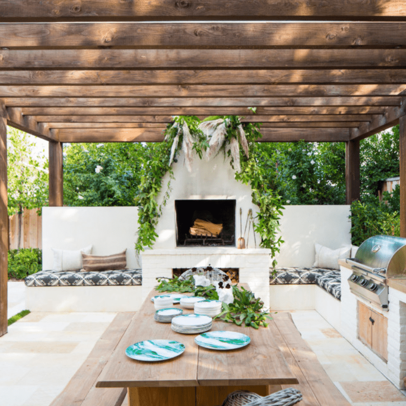 一个户外壁炉，带有一个用于壁炉的木柴的插槽，用于火灾