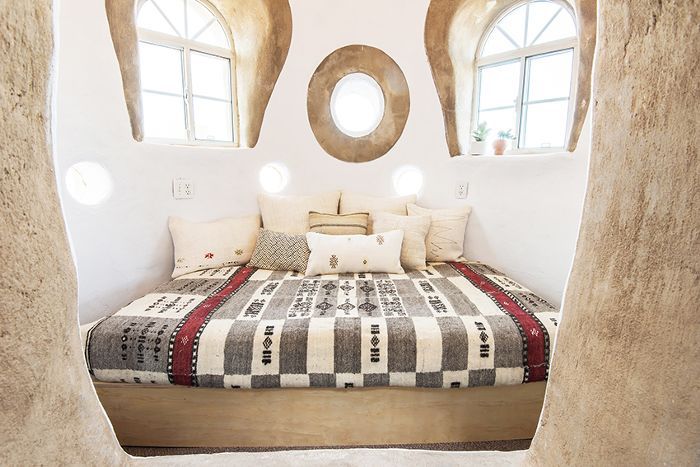 一个SuperAdobe家卧室