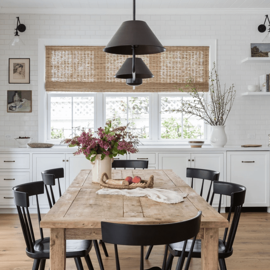 餐厅桌子上有一篮子小吃