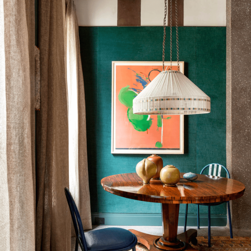 翡翠绿色用餐室，珊瑚装饰和浅棕色窗帘