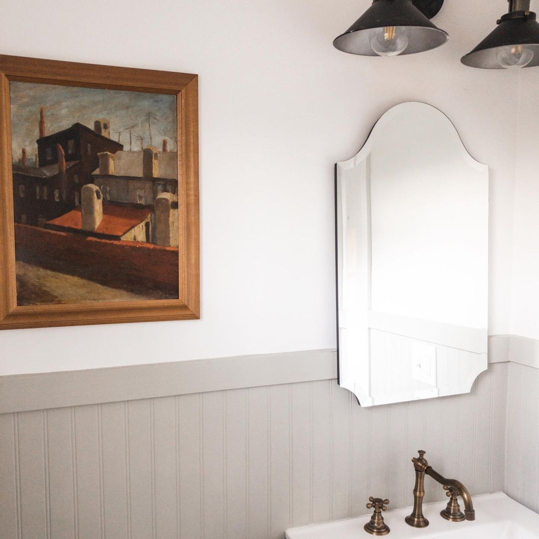 带有复古艺术的串珠板浴室。