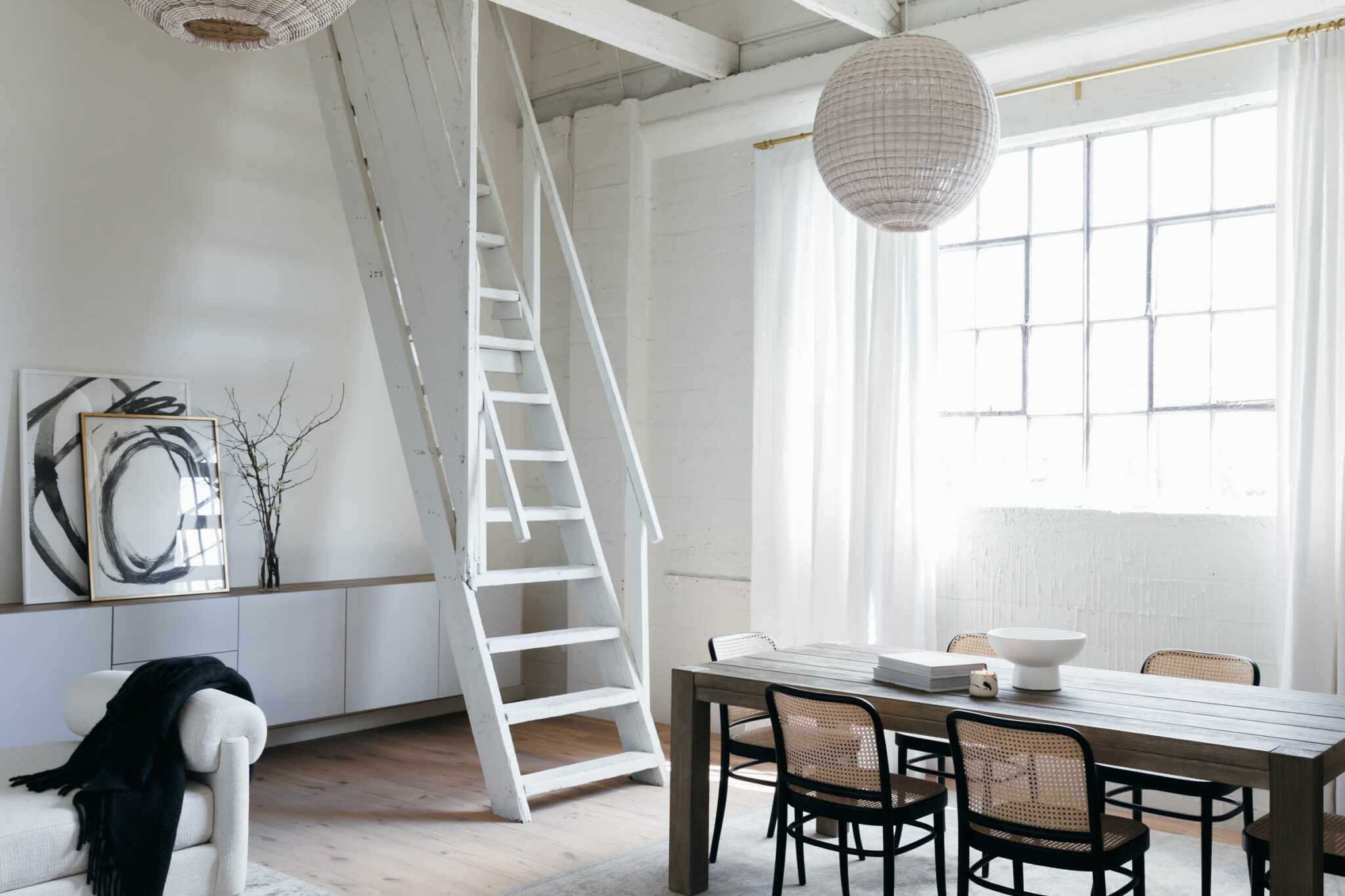 工业生活空间与纯粹的窗帘。