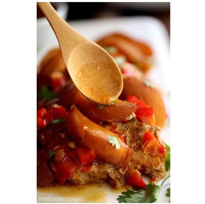 慢炖锅桃和胡椒猪排