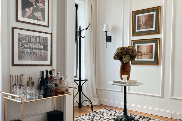 在前面入口的大理石小酒馆桌。