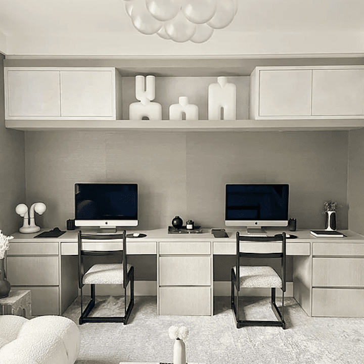 豪华的家庭办公室空间，带有两个桌面显示器。