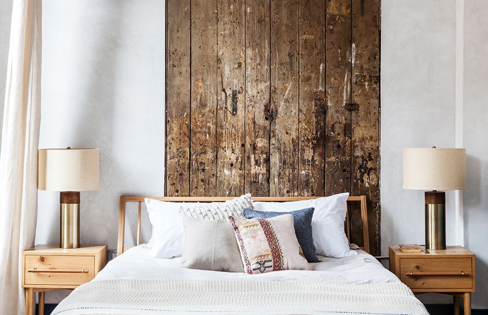 在木镶板卧室的床