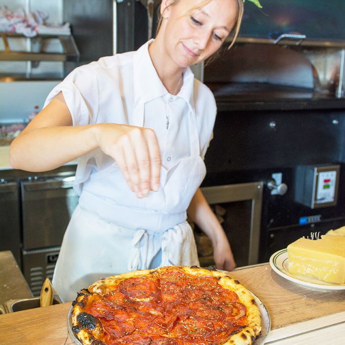 斯托勒调味一个辣香肠比萨饼